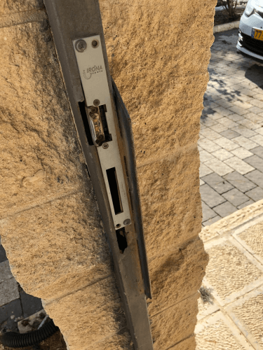 החלפת מנגנון חשמלי בדלת